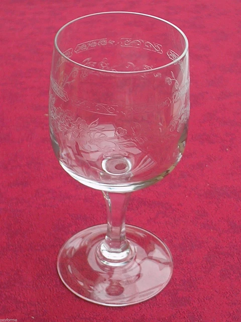 Cristal d'Arques Verre à vin Matignon gravé relief 18cl Cristal d'Arques Verre à vin Matignon gravé relief 18cl