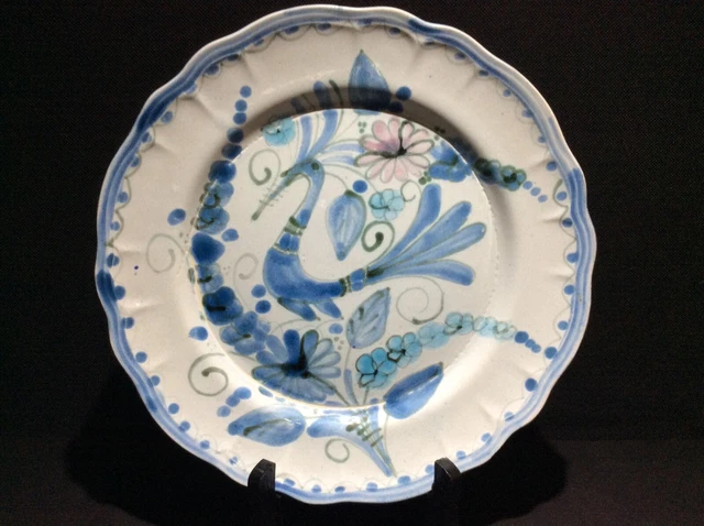vintage assiette céramique décor grotesque bleu rose et blanc signé Maja
