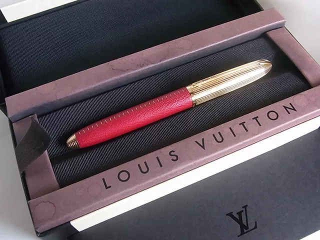 A Louis Vuitton fountain pen, with 18 carat white gold nib. 13.5cm