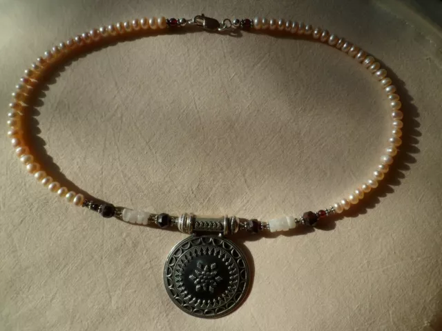 Collier mit Perlen, Regenbogenmondstein, Granat und Medaillon, 925 Silber, 45 cm 2