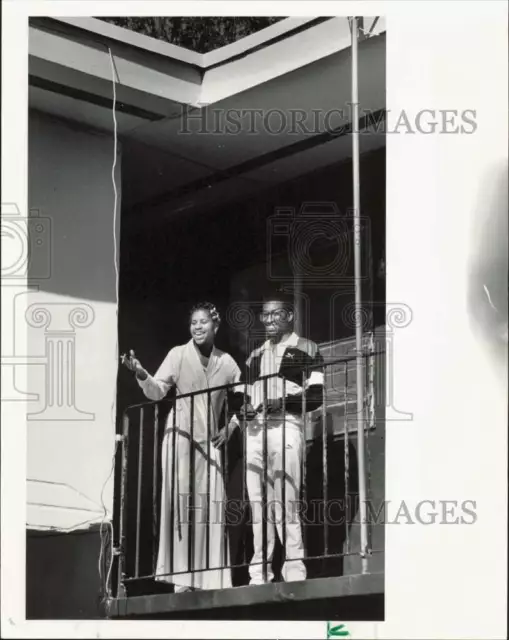 1989 Press Photo Darlene Dandridge and Darren White talk at Marshall Apartments