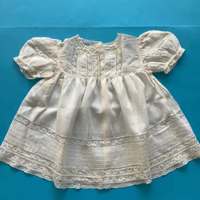 Antico vestitino per neonato in leggera mussola di cotone e merletto valencienne