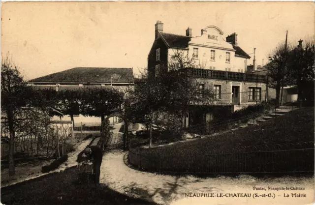 CPA NEAUPHLE-le-CHATEAU La Mairie (617662)