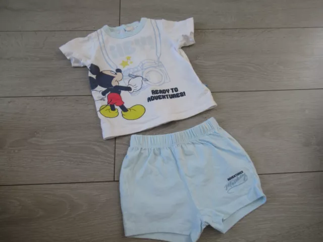 bébé garçon : tee-shirt blanc  + short bleu clair mickey disney taille 9 mois
