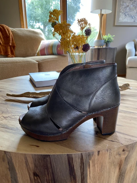 Dansko women's delphina deals ankle bootie