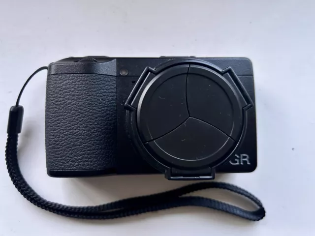 RICOH GR IIIx Camera - Black Excellent cond. 3 batteries  retractable lens cap
