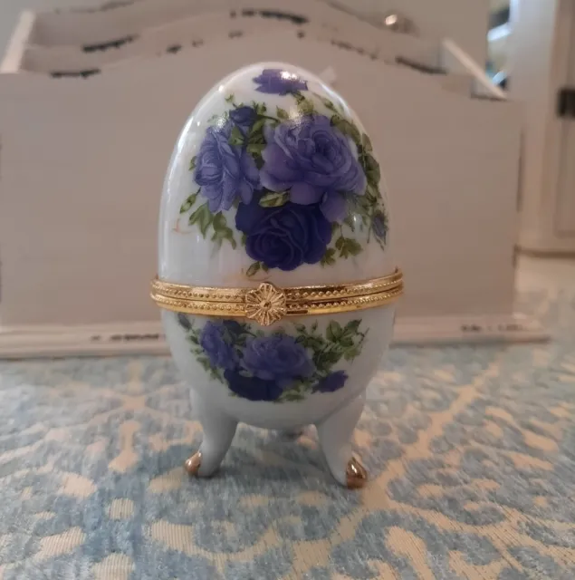 Uovo Da Collezione In Stile Faberge' In Porcellana Con Rose Viola