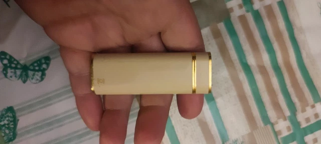Accendino CARTIER in acciaio placcato oro e laccato beige