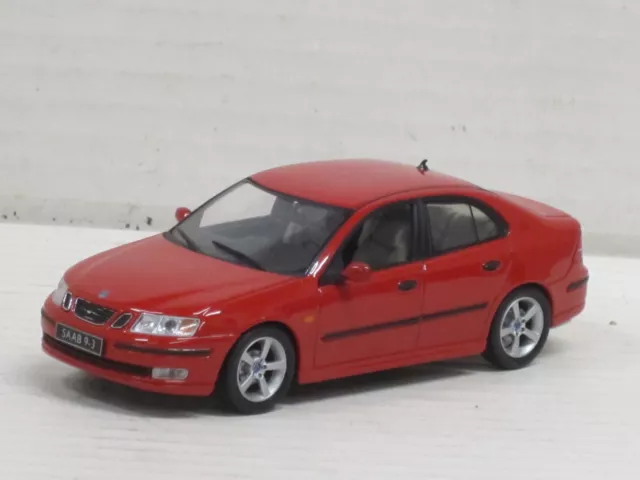 Saab 9.3 2,0 T Limousine in rot ohne Box Universal Hobbies 1:43