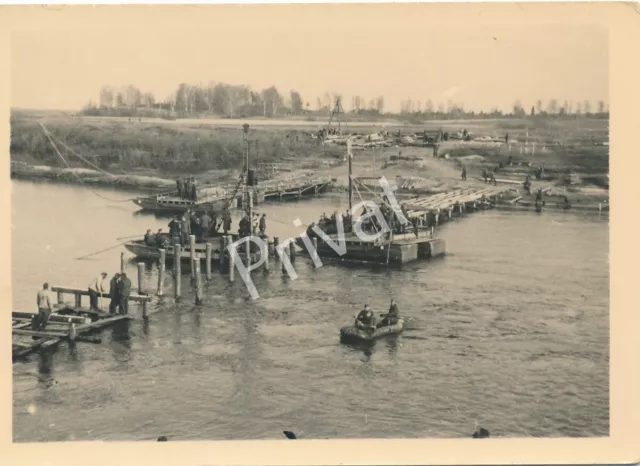 Foto WK II Wehrmacht Soldat Behelfs Brücke Boote großer Fluss Ostfront L1.04