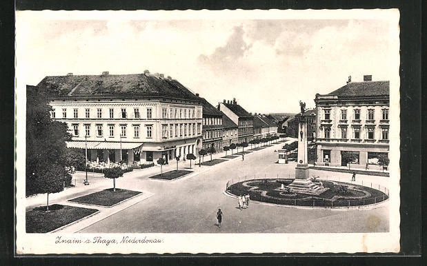 Ansichtskarte Znaim a. d. Thaya, Straßenpartie mit Denkmal - bei Bartko-Reher