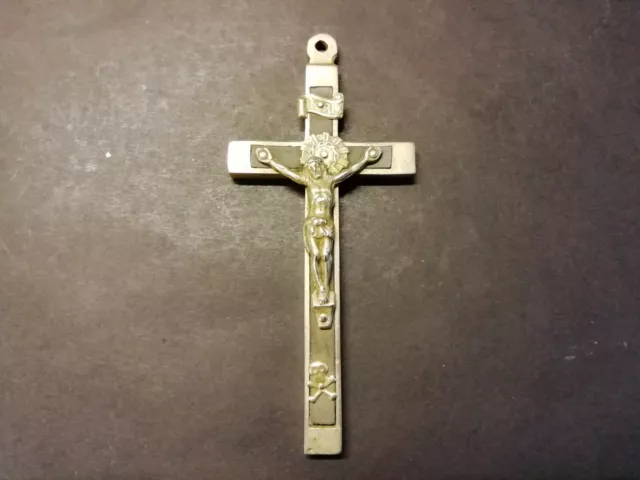 Altes Metall Sterbekreuz Brustkreuz mit Holzeinlage Jesusfigur Totenkopf 11,5cm