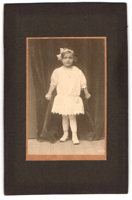Fotografie unbekannter Fotograf und Ort, Kleines Mädchen im weißen Kleid