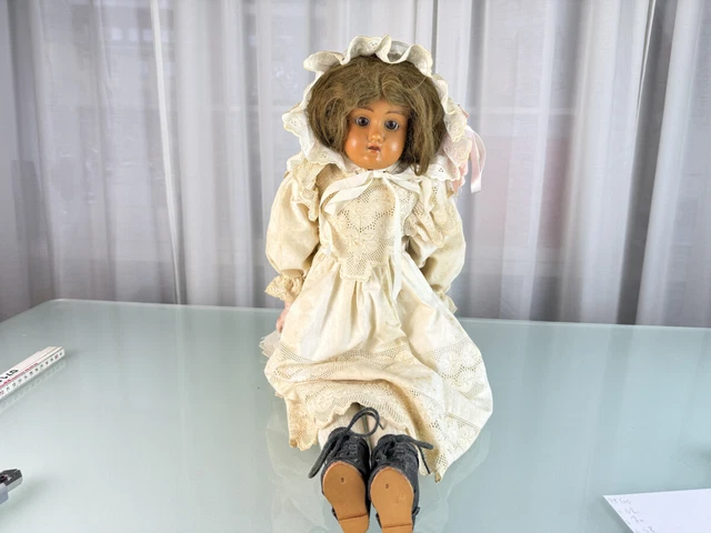 Les Poupees D'autrefois - BELLE POUPEE SNOUKY DE BELLA EN TRES BON ETAT AVEC SON SOCLE ET SA CLEF