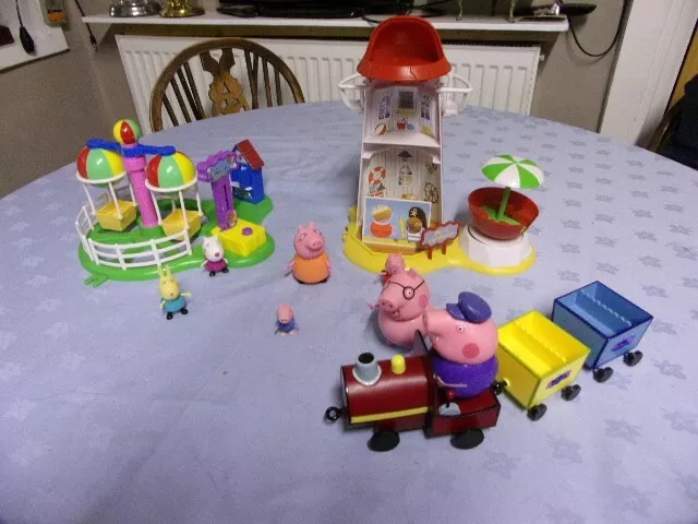 PEPPA PIG Beach Lighthouse  bundle A day at the seaside Set With 6 Figures train