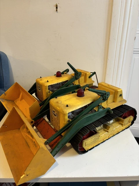 Modèle de tracteur ancien T1 avec moteur à combustion interne à essence Modèle de tracteur ancien T1 avec moteur à combustion interne à essence