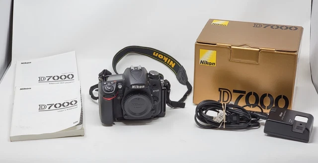 Nikon D7000 16.2 MP Digital SLR Camera w/RRS L-Plate, 6626 count, near mint