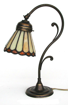 Lampada da tavolo in ottone brunito con vetro Tiffany lavorazione manuale geomet