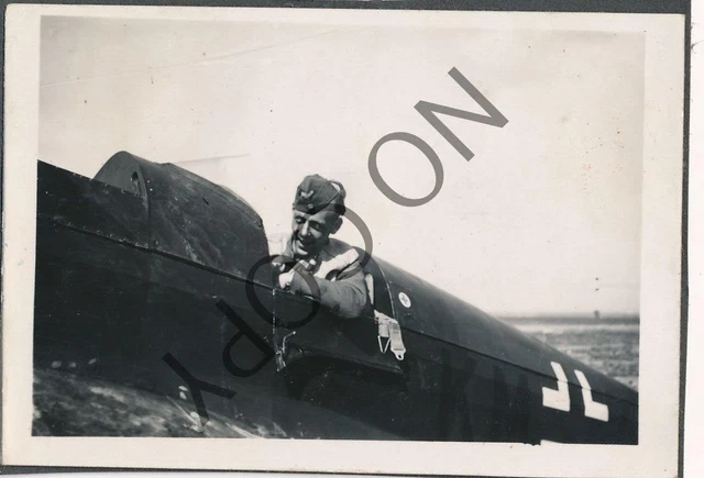 FOTO WK2 Luftwaffe Jagdstaffel 104 Flugzeug Pilot X83 EUR 34,90