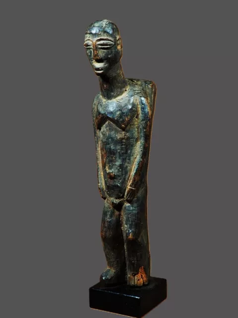 Art africain. Statuette "bateba" sur socle. Lobi. Burkina Faso. Afrique.