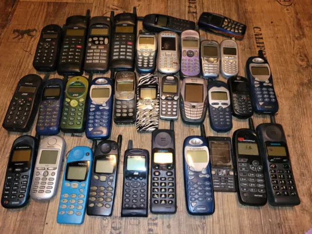 Dachbodenfund: 32 alte Handys ohne Akkus