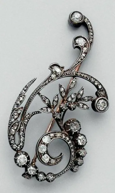 Une broche en diamant finition or antique avec feuille florale, broche...