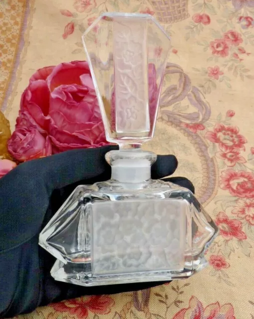 ANCIEN FLACON de PARFUM en VERRE PRESSÉ MOULÉ ART DÉCO