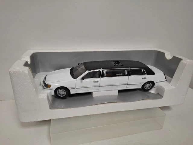 Lincoln Town Car Limousine 2003 – Miniature Sunstar échelle 1/18, Noire