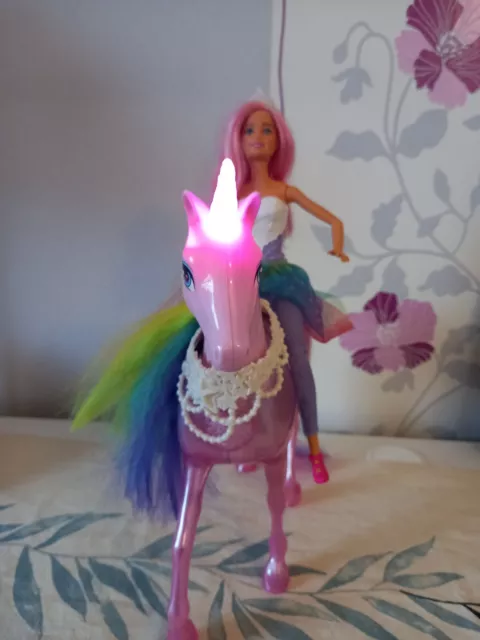② Barbie Dreamtopia Cheval Lumières Magiques Licorne poupée