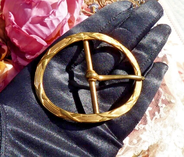 Boucle de ceinture XIX en métal doré filigrané avec émaux
