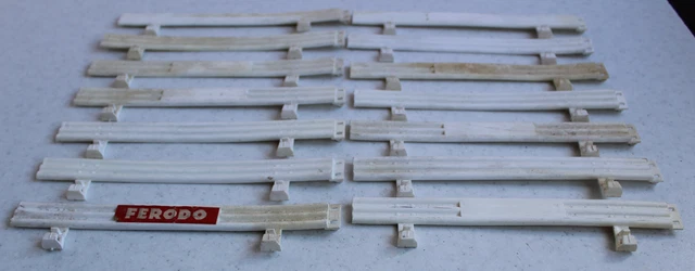 Lot 12 barrières pour circuit routier  " SCALEXTRIC  MECCANO "  pas JOUEF