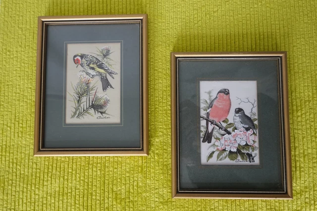 2 x Vintage J&J CASH'S BESTICKTE VÖGEL - Goldfink & Stierfink - GERAHMT SEHR GUTER ZUSTAND