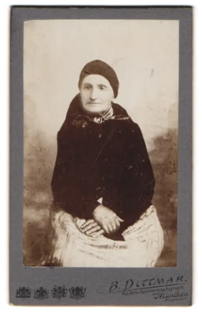 Fotografie B. Dittmar, München, Amalienstr. 8, Portrait betagte Dame mit Kopftu