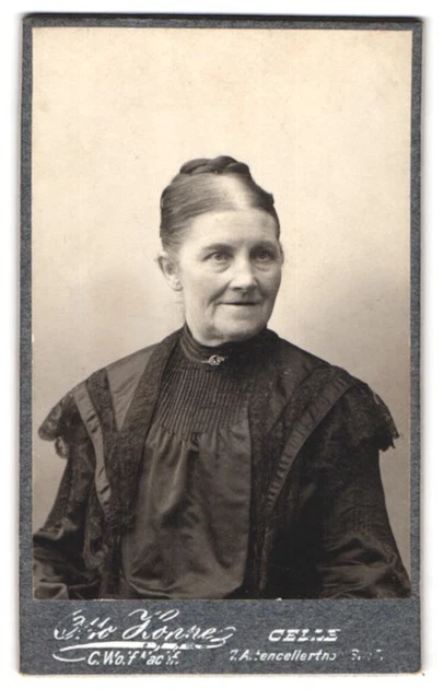 Fotografie Otto Hoppe, Celle, Altencellerthor. Portrait Greisin mit zusammengeb