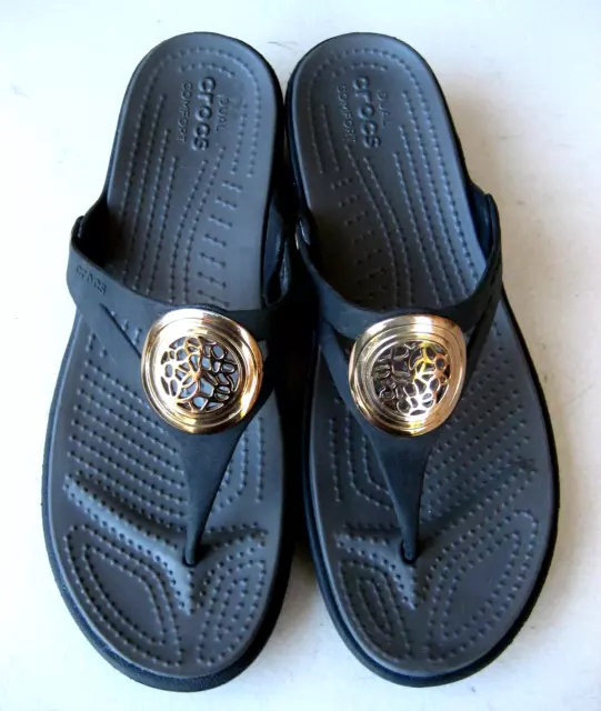 Crocs Sanrah Hammered Black Wedge Gold Medallion Sandals Womens 10 Excellent