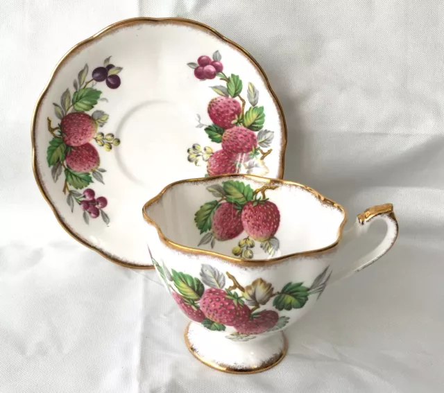 Queen Anne FRUIT SERIES TEACUP Strawberry Fluted Gold Vintage Bone China England