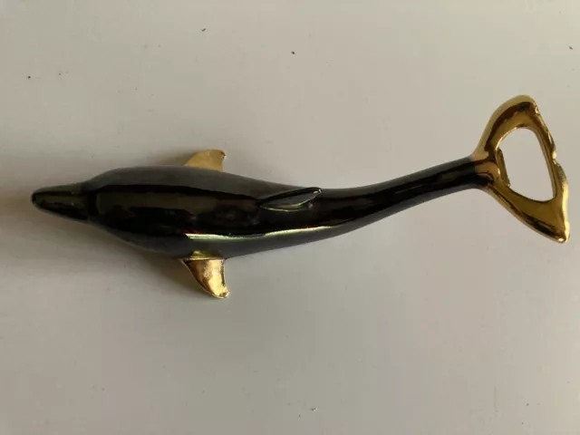 Ancien décapsuleur et ouvre bouteille forme dauphin métal nacré noir et or