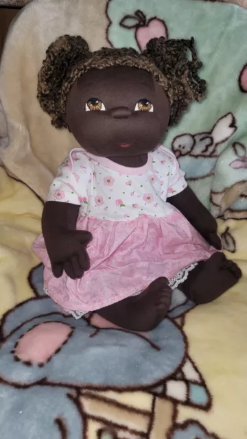 Muñeca bebé Fretta escultura suave hecha a mano 21" AA afroamericana 6 meses talla Ooak