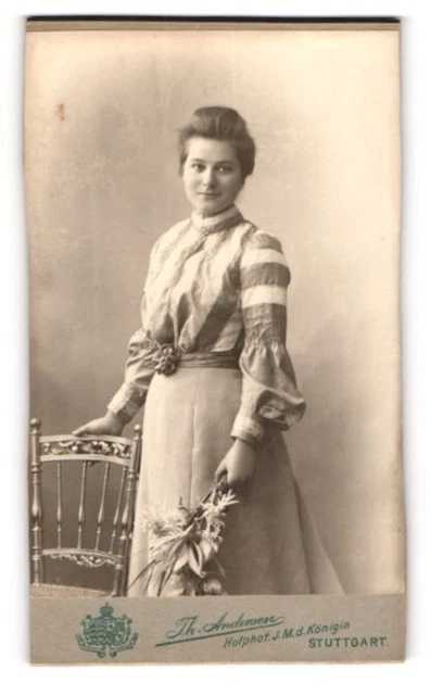 Fotografie Th. Andersen, Stuttgart, Charlottenstr. 8, Junge Dame in modischer K