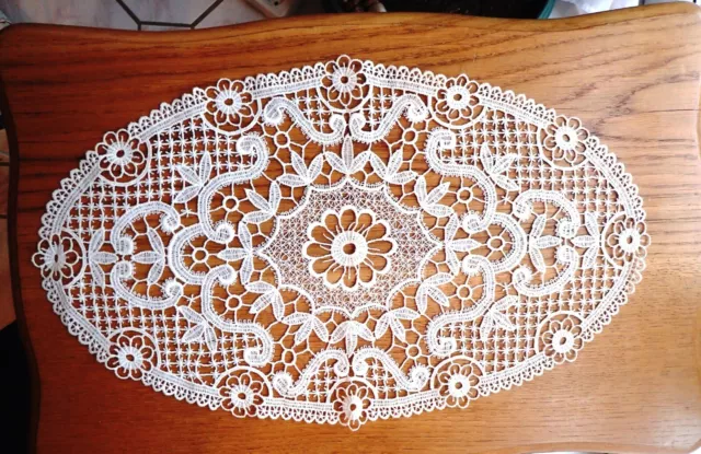 Napperon oval en dentelle de Bruges fait main 50 cm x 29 cm 2