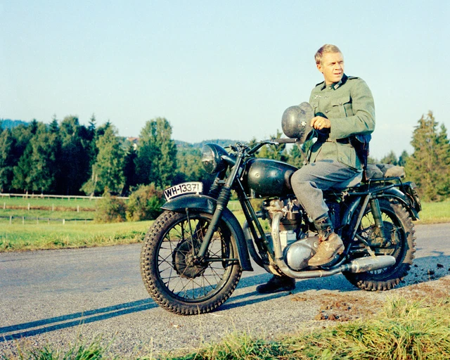 The Great Escape Steve Mcqueen Holding Helmet On Motorcycle 8x10 Photo