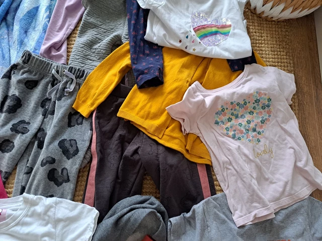 Huge BUNDLE of GIRLS CLOTHES age 5-6 years TSHIRTS leggings robe, jumpers 4