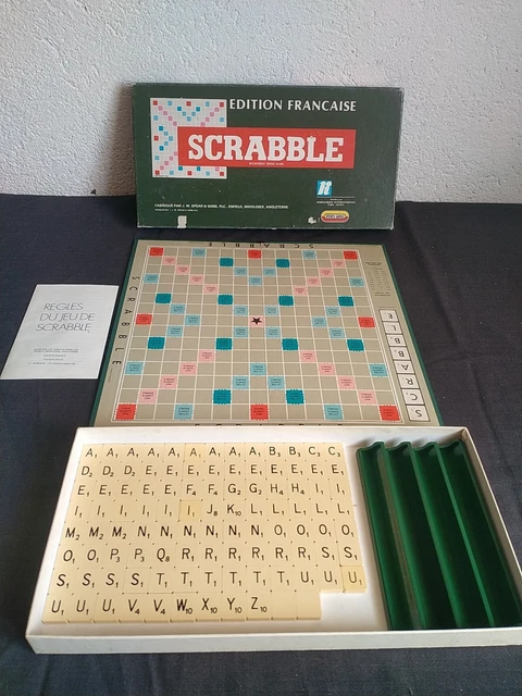 L'ensemble complet des lettres dans un jeu de scrabble Photo Stock - Alamy