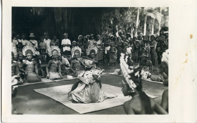 Carte Postale Ancienne RPPC Originale (1907-1915) Femme De Bali à Un Temple - Rare, Non Postée