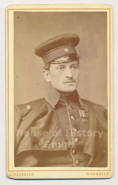 134911, Portraitfoto CDV, Soldat, Infanterie Regiment 74, Ordensspange KDM 1870