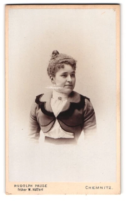 Fotografie Rud. Pause, Chemnitz, Langestraße 34, Portrait Junge Frau in elegant