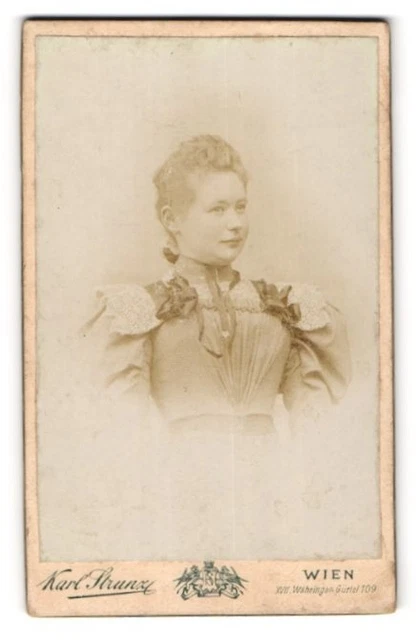 Fotografie Karl Strunz, Wien, Währinger Gürtel 109, Junge Frau mit im Kleid geb