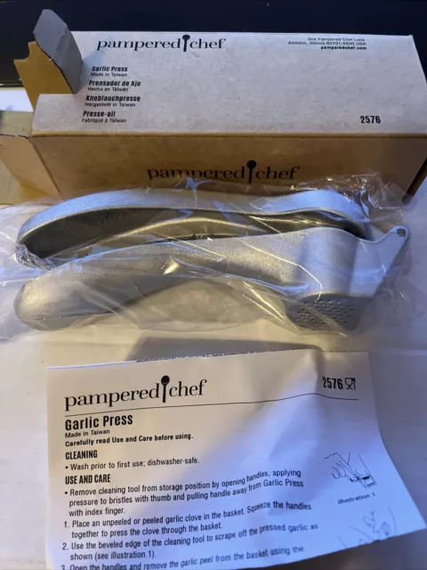 https://www.picclickimg.com/NEMAAOSw4lRk6sbE/The-Pampered-Chef-Garlic-Press-2576-Cleaning-Tool-NEW.webp