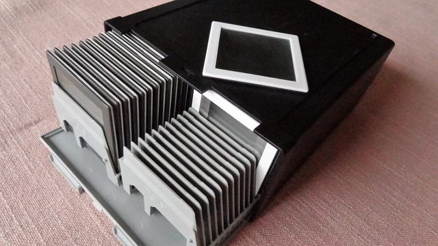 Rollei 6x6 Diamagazine 77/30 in der Doppelbox für 2x 30 Dias