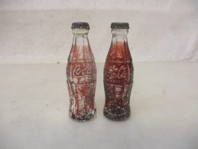 x-85207	Alte Puppenküchen 2 St. Coca Cola Glasflaschen H: ca. 61mm